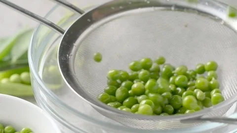 Green pea bounce off a colander Video stock 121645077
