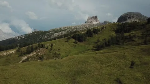 Green Peaks and Floating Clouds in the Dolomites Video stock 300935578