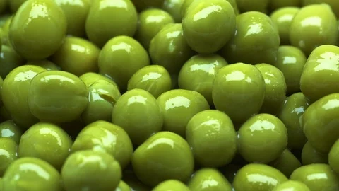 Green peas on the rotating stand in UHD Видео 95283210