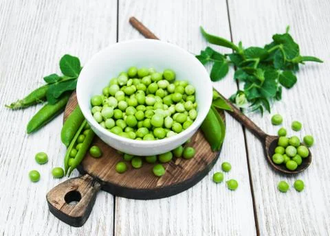 Green peas on a table Foto stock