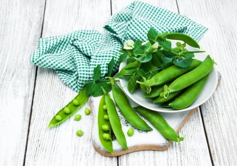 Green peas on a table Foto stock