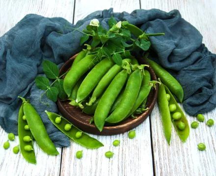 Green peas on a table Foto stock