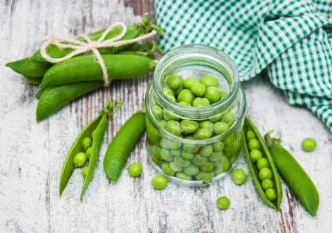 Green peas on a table Foto stock