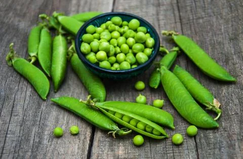 Green peas on a table Foto stock