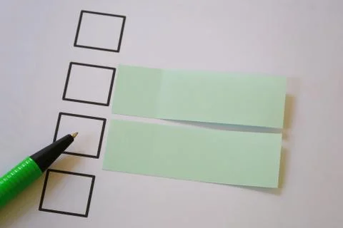 Green pen pointing empty checkbox and have blank paper note. Foto stock