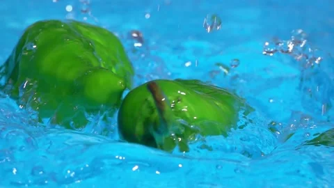 Green pepper falls into the water 動画素材 146627239