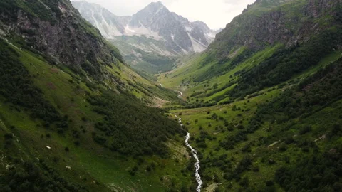 Green picturesque mountain river valley in the Caucasus mountains 库存影片 232652353