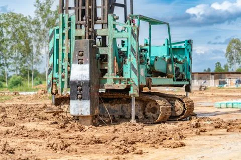 Green pile driving rig machine working on a construction site for ground fo.. Stock-Fotos