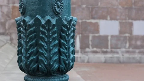 Green pillar column decorated with patterns of flowers. architecture 스톡 동영상 120264992