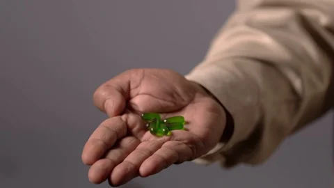 Green Pills In Hand 스톡 동영상 123316031