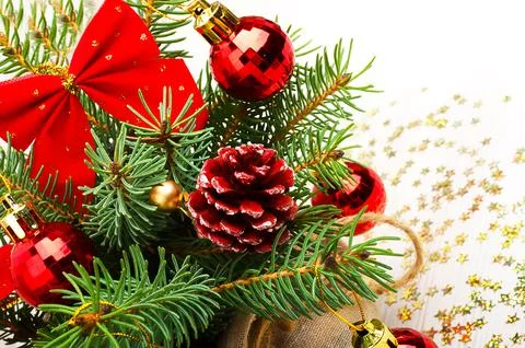 Green pine branches, red balls, cones and bows. Foto stock