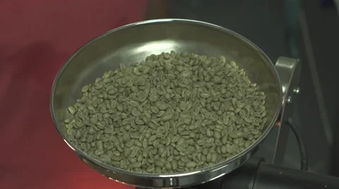 Green raw unroasted coffee beans in roaster Vídeos de archivo 67904935