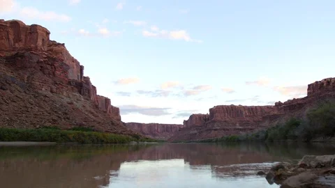 Green river from shore low Vídeo Stock 82540945