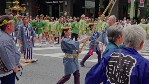 Green-Robed Marchers Gather at Intersection, Sanno Matsuri, Tokyo Vidéo 340834522