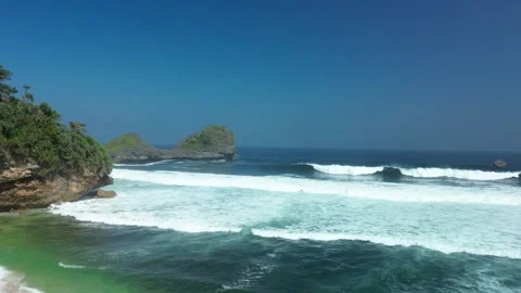 Green Rock Islets at Goa Cina Beach Malang August 4 2026 Vídeo Stock 342350293
