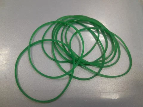 Green Rubber bands for holding objects together. Rubber bands Foto stock