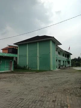 Green School Building under Cloudy Sky Stock Photos
