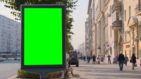 Green screen billboard located on a busy street. Cars are moving at high speed Vidéo 141069390