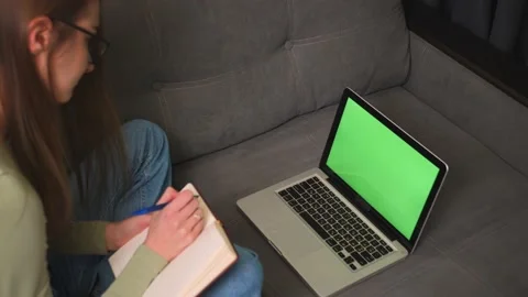 Green screen chromakey laptop computer concept: online distance education, video Video stock 150510587