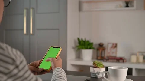 Green screen Chromakey Mock-Up smartphone display. Young woman flipping through Vídeo Stock 201481875