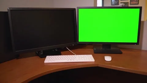 Green Screen Computer Desk Right Monitor Vídeos de archivo 147792385
