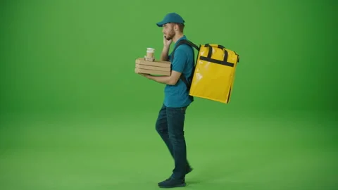 Green Screen Delivery Man in Yellow Uniform With Thermal Backpack Brings Pizza Video stock 263384459