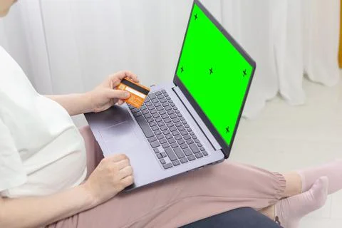 Green screen design concept. Side view of woman hands holding credit card usi Foto stock
