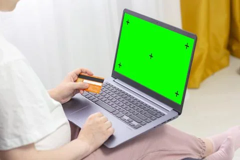 Green screen design concept. Side view of woman hands holding credit card usi Foto stock