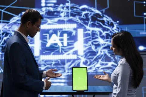 Green screen digital device used by IT employees running AI Stockfoto's