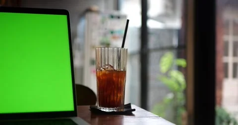 Green Screen Display PC at Desk in Cafe And Coffee. 库存影片 279817785