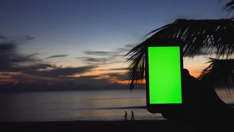 Green screen electronic device to record the seashore at sunset. Vídeo Stock 117916282