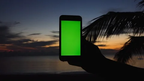 Green screen electronic device to record the seashore at sunset. Vídeo Stock 117916427