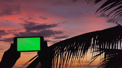 Green screen electronic device to record the seashore at sunset. Vidéo 118449085
