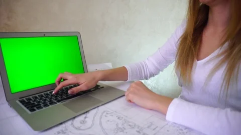 Green screen Female programmer makes changes to  incorrect code. Stock-Footage 82044561