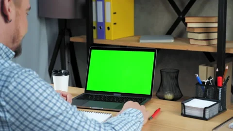 Green screen laptop concept: Smiling businessman tells online video call meeting Stock Footage 151525520