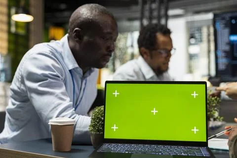 Green screen laptop used by programmers in Silicon Valley company office Foto stock