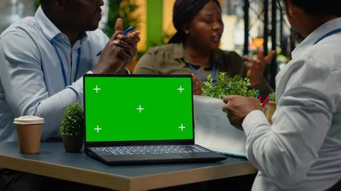 Green screen laptop used by tech startup office programmers doing meeting Stockfoto's