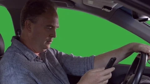 Green screen man texting and driving in car braking law Vidéo 105967625