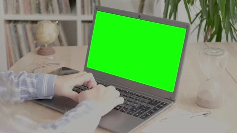 Green screen mockup, close-up female hands navigating, mature woman attempt.. Stockbeeldmateriaal 346785062