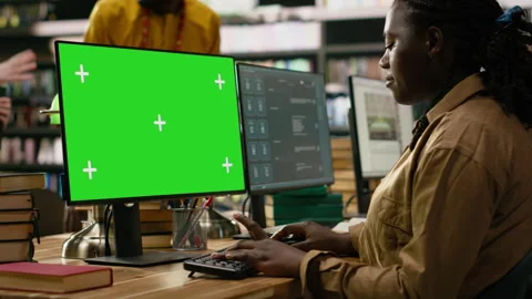 Green screen mockup on desktop computer with tracking markers 스톡 동영상 337231282