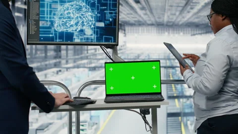 Green screen mockup laptop, using AI and businesspeople in PCB factory 库存影片 333386717