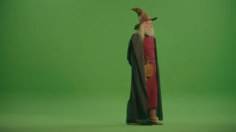 Green Screen. An Old Wizard Walks and Calling Someone. Stockbeeldmateriaal 236203200