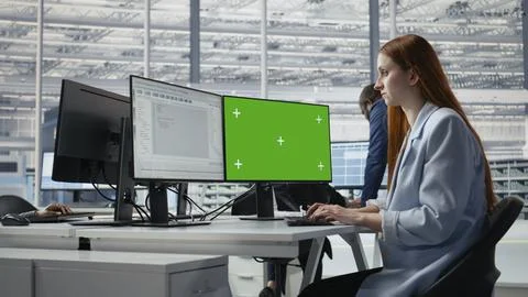 Green screen PC, coding and woman in microchip factory office Stockfoto's