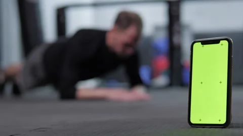 Green screen phone man doing plank exercise sport Vidéo 312064911