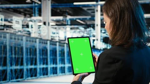 Green screen tablet used by data center admin to optimize server load balancing Foto stock
