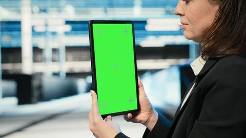 Green screen tablet used by data center admin to optimize server load balancing 스톡 사진