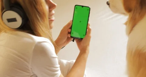 GREEN SCREEN tracking dot. Portrait of Pretty girl young women in headphones Vidéo 121328087