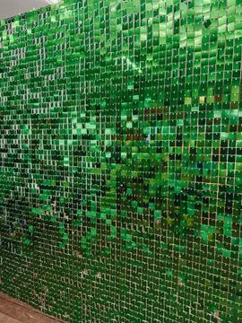 Green Sequin Backdrop Wall with Shimmering Reflective Texture Фото