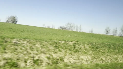 Green sloping field seen from moving panning Vídeos de archivo 333652278