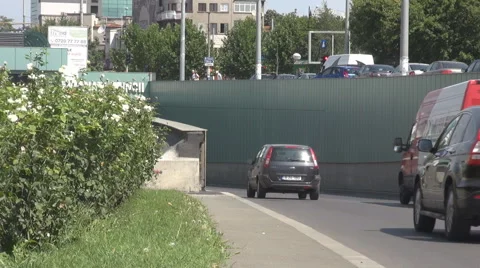 Green space square car movement on city road, slope street, car motion in summer Vídeos de archivo 47055179